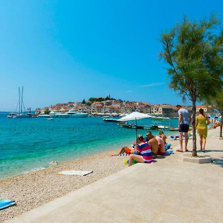 Apartments Mare Примоштен Экстерьер фото