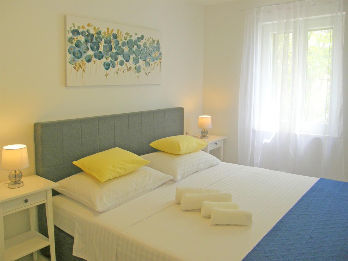 Apartments Mare Примоштен Экстерьер фото