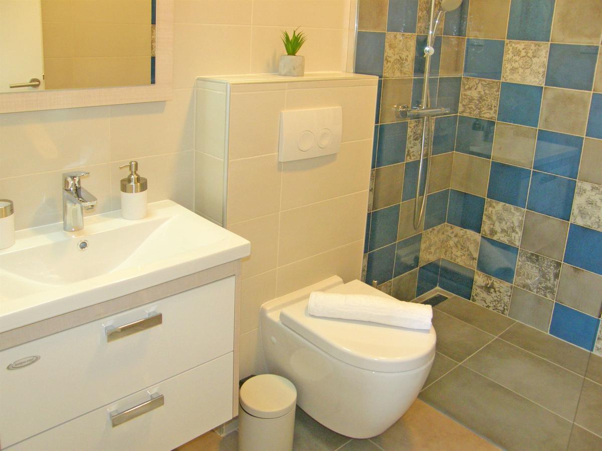 Apartments Mare Примоштен Экстерьер фото