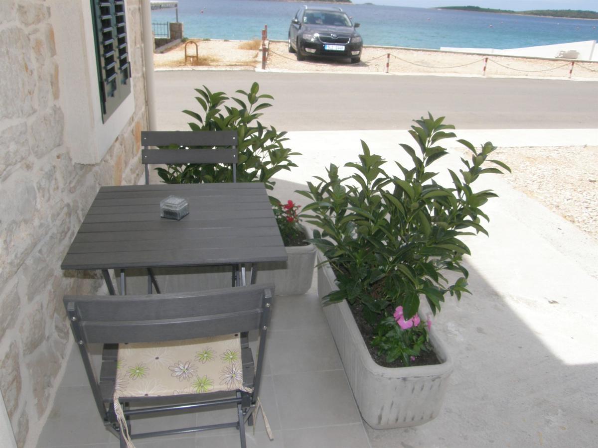 Apartments Mare Примоштен Экстерьер фото