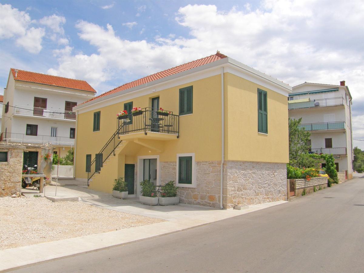 Apartments Mare Примоштен Экстерьер фото