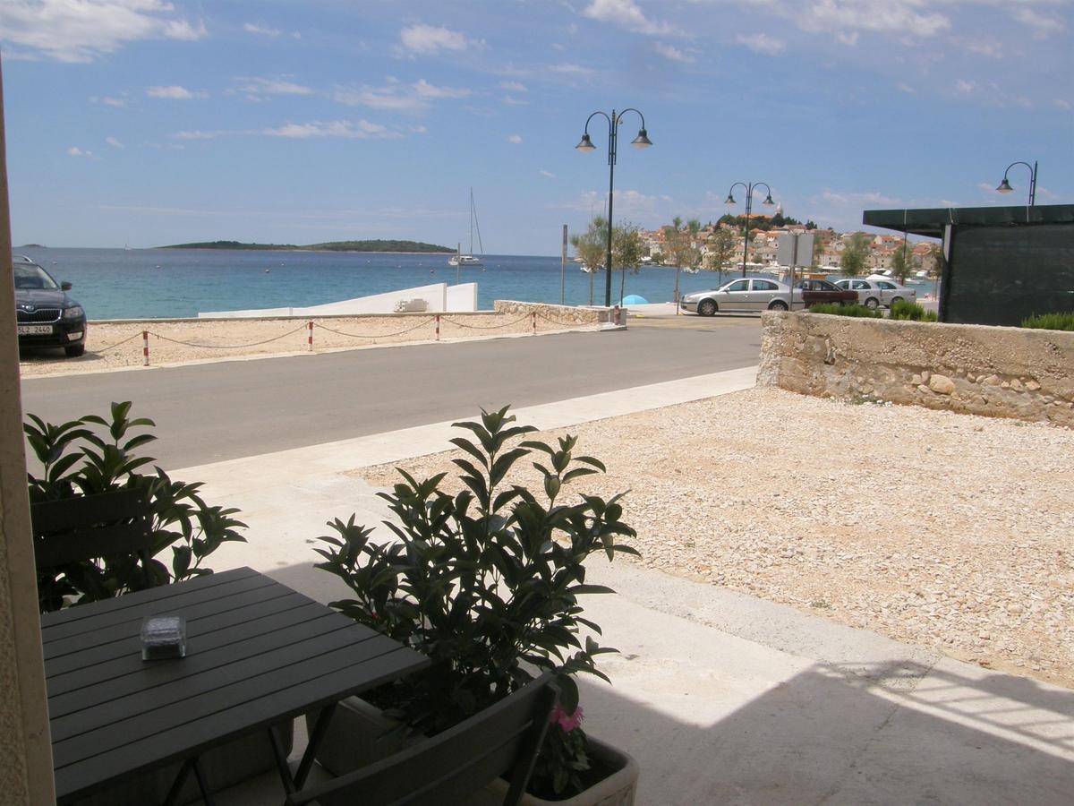 Apartments Mare Примоштен Экстерьер фото