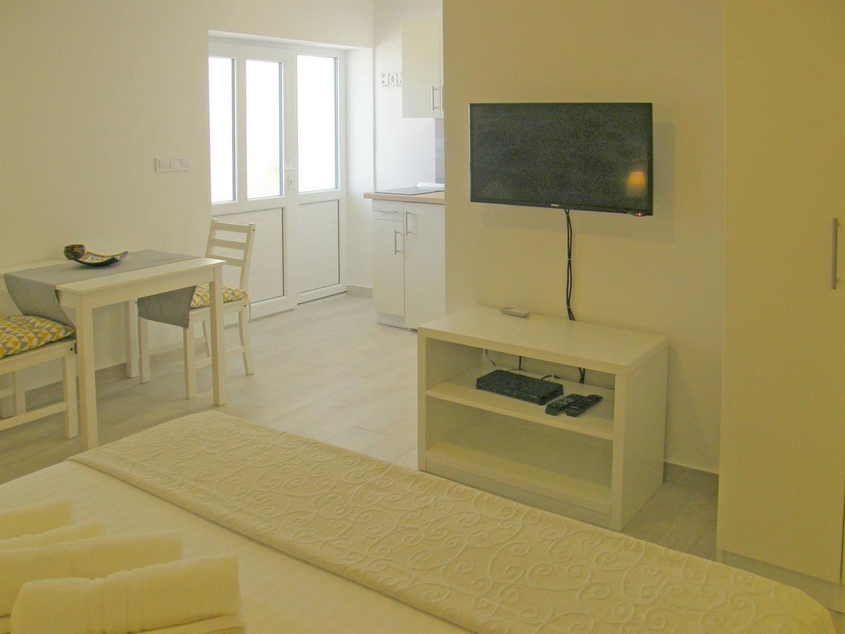 Apartments Mare Примоштен Экстерьер фото