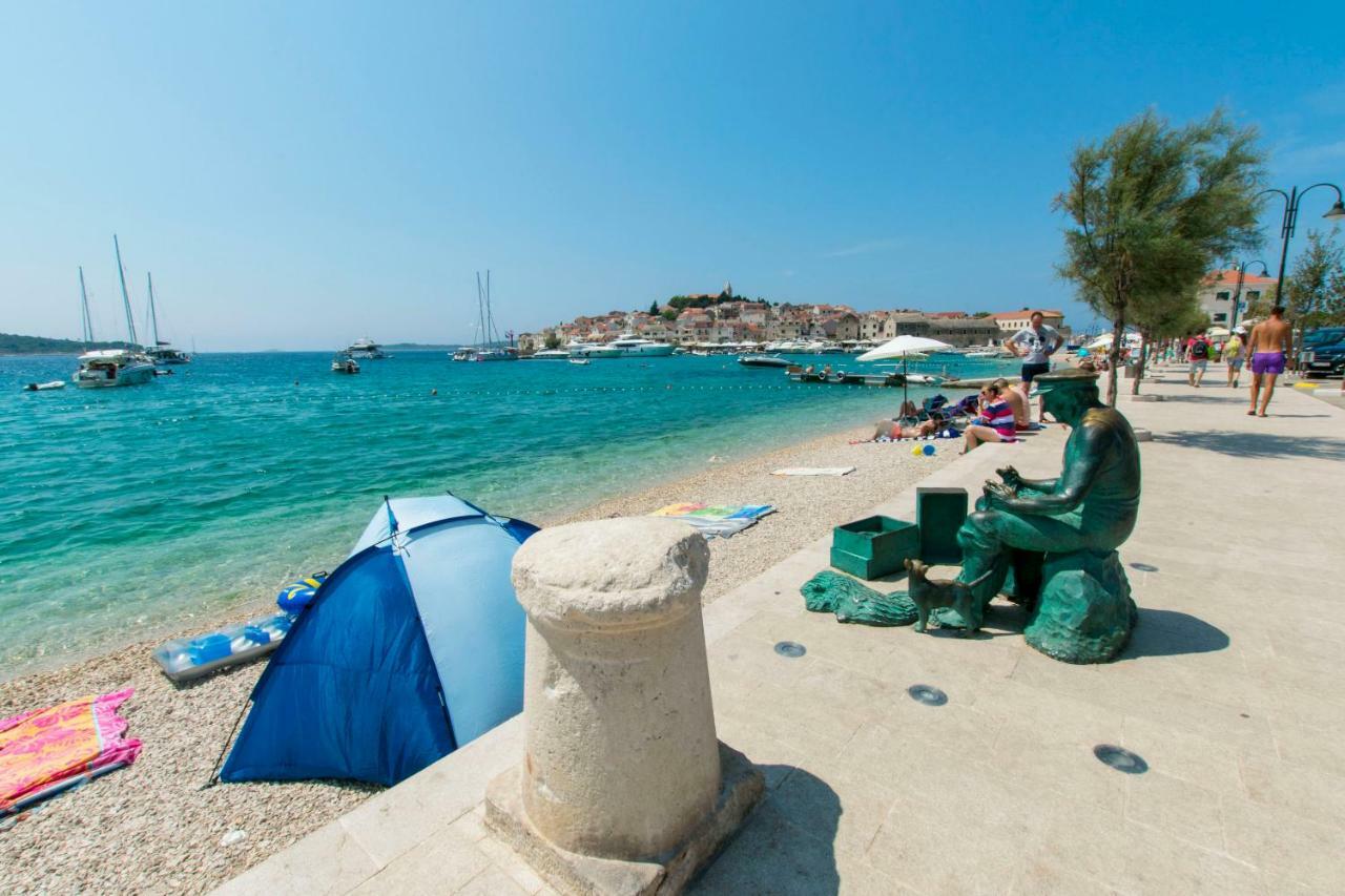 Apartments Mare Примоштен Экстерьер фото